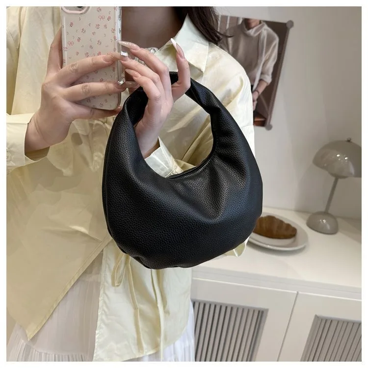 bolsa-feminina-de-couro-macio-com-textura-nuvem-formato-dumpling-design-simples-e-moderno-bolsa-de-mao-estilo-britanico-ca