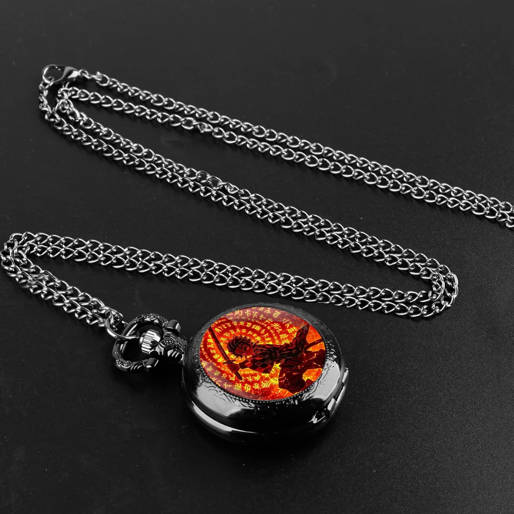 ساعة جيب كوارتز سوداء على شكل قبة زجاجية من Demon Slayer مع قرص أرقام عربية وسلسلة متينة هدية للرجال والنساء