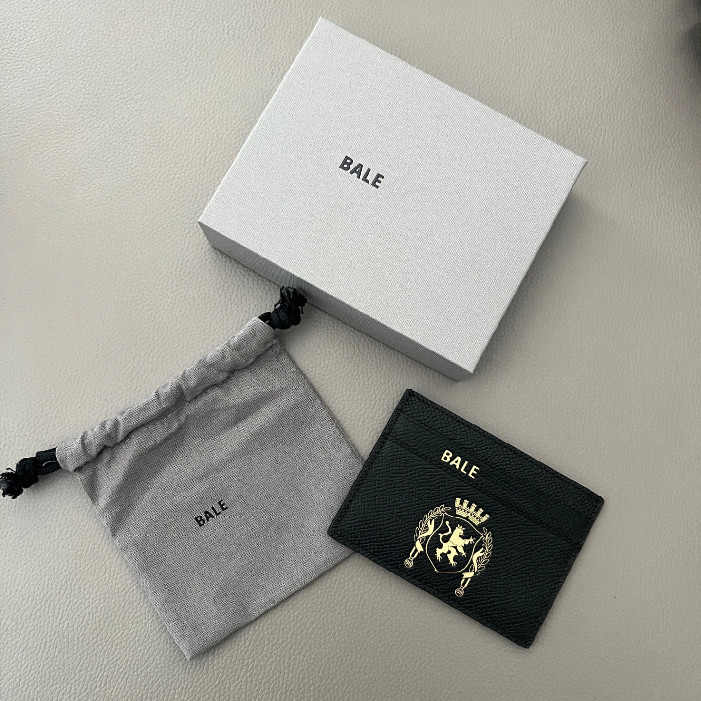 2025-new-bla-matte-calfskin-lion-passport-gold-stamp-logo-card-holder-wallet-leather-goods-horizontal-pattern-ex
