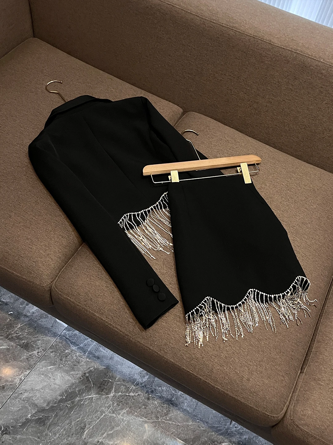 2025年冬 Vネック クリスタルフリンジトリム付きスカートスーツ レディースファッションセット OK405 新品入荷