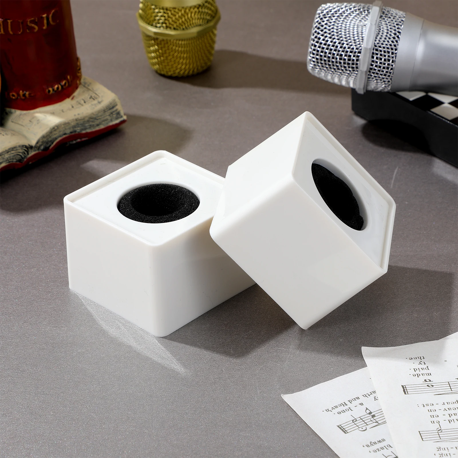 

2Pcs Microphone Station Logo Durable ABS Injection Molded Cube Interview Mic Flag Station Portable Suitable for Professional Use