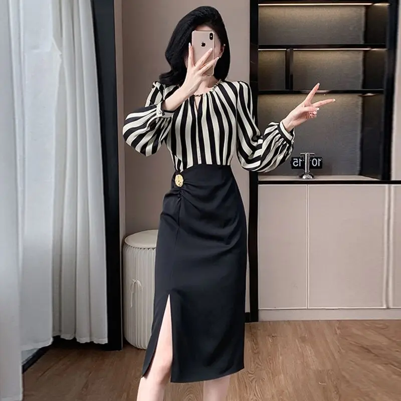 2024 Autumn New Style, High-end Temperament Striped Fake Two-piece Splicing Long Sleeved Slimming and Hip Hugging Dress Niche