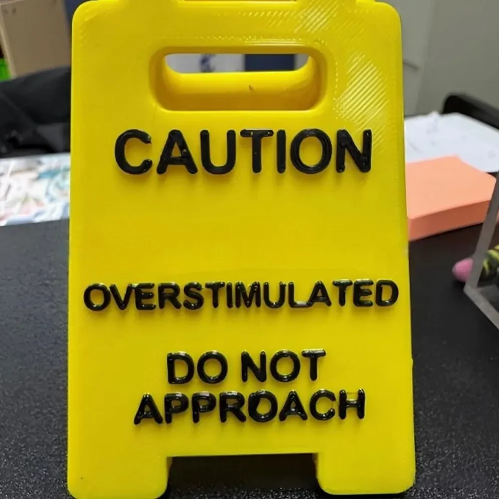 Schreibtischschild „Caution Overstimulated, Do Not Approach“ – humorvolle Bürodekoration, Unisex-Geschenk für Kollegen, vielseitige Raumdekoration