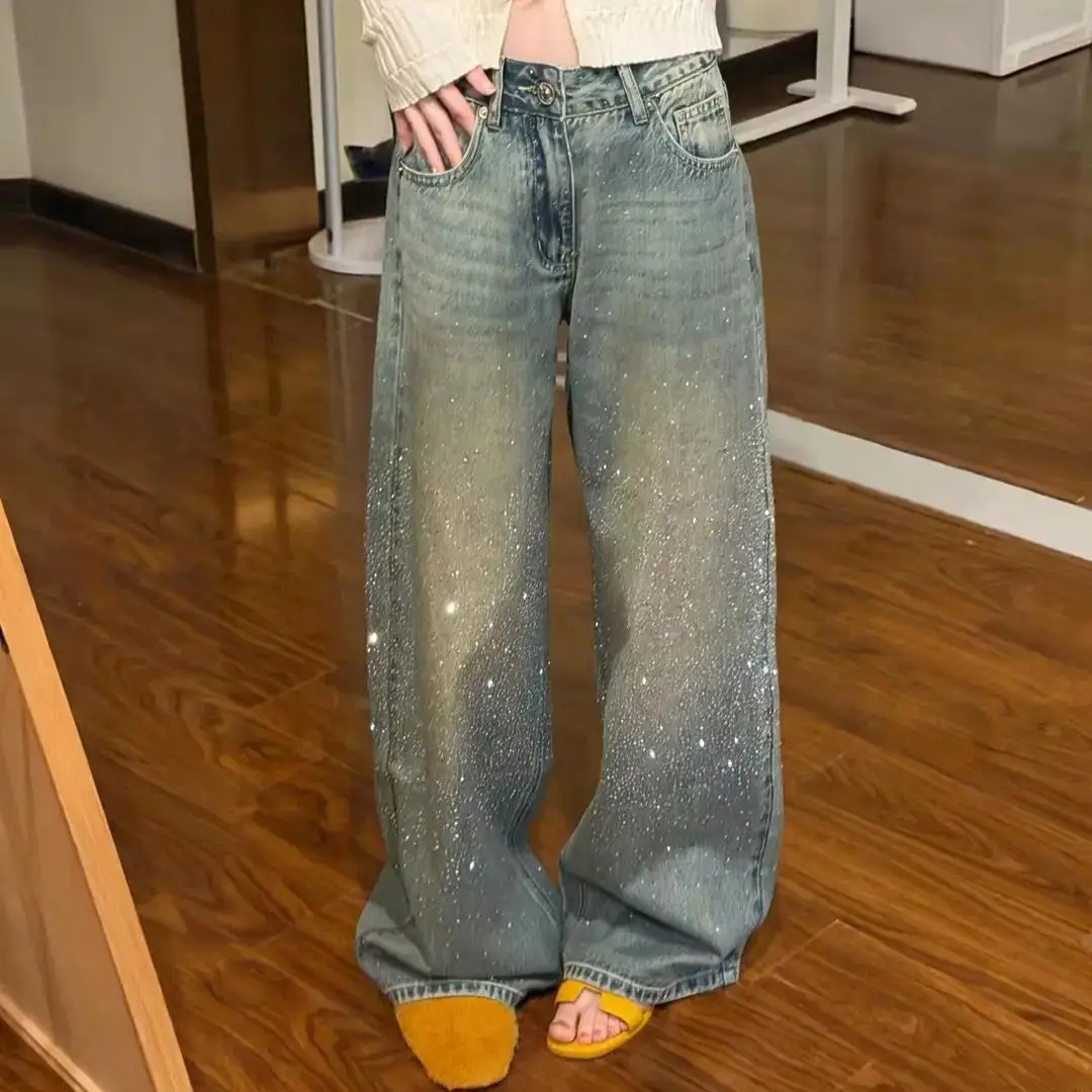 

Джинсы с высокой талией, украшенные стразами, в стиле ретро, свободного кроя, прямые, удлиненные, винтажные, с декоративными элементами, из денима.
