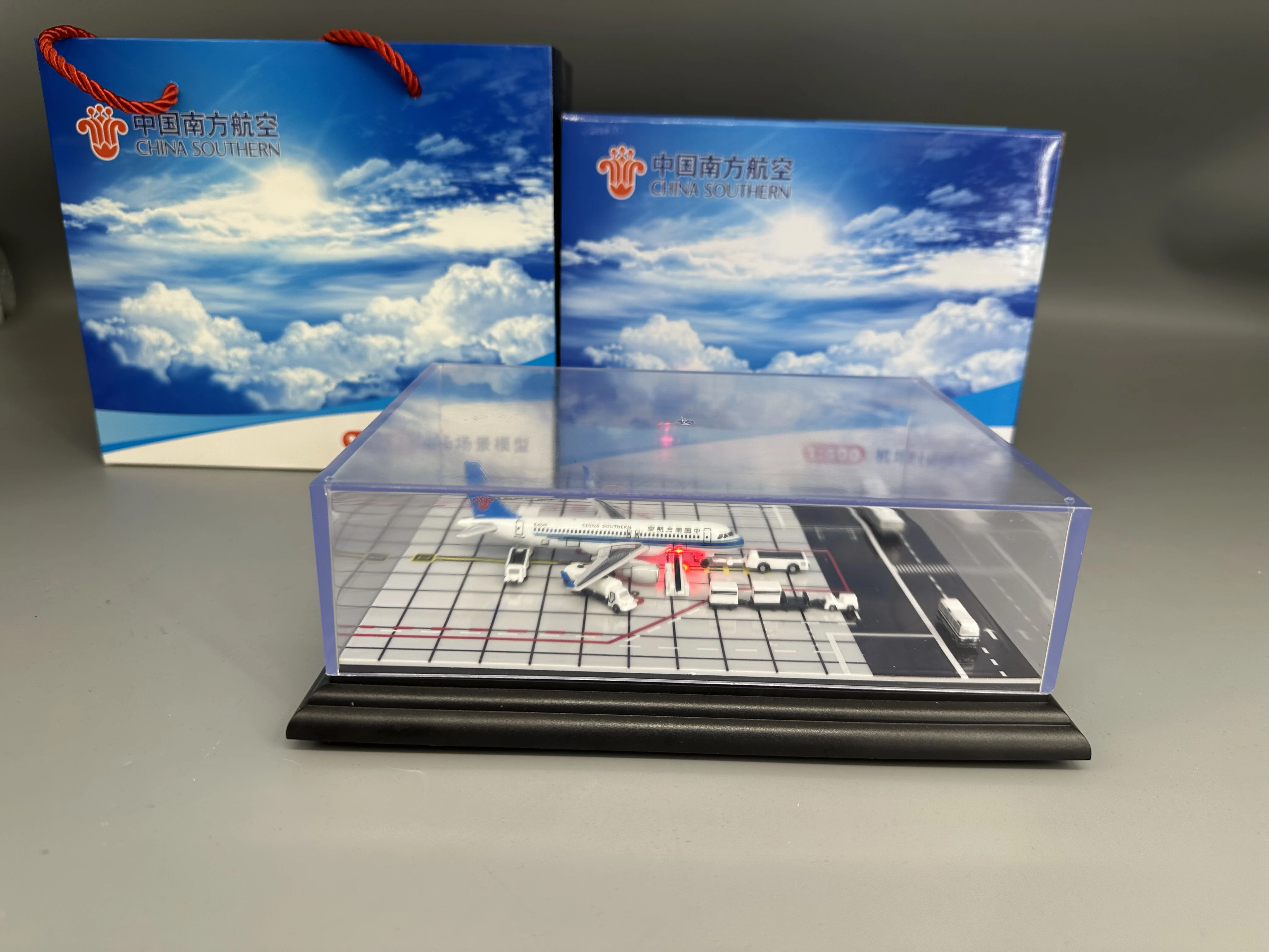 

Масштабная модель самолета China Southern Airlines 1:400 из ABS-пластика, коллекционная авиационная имитационная модель для аэропорта