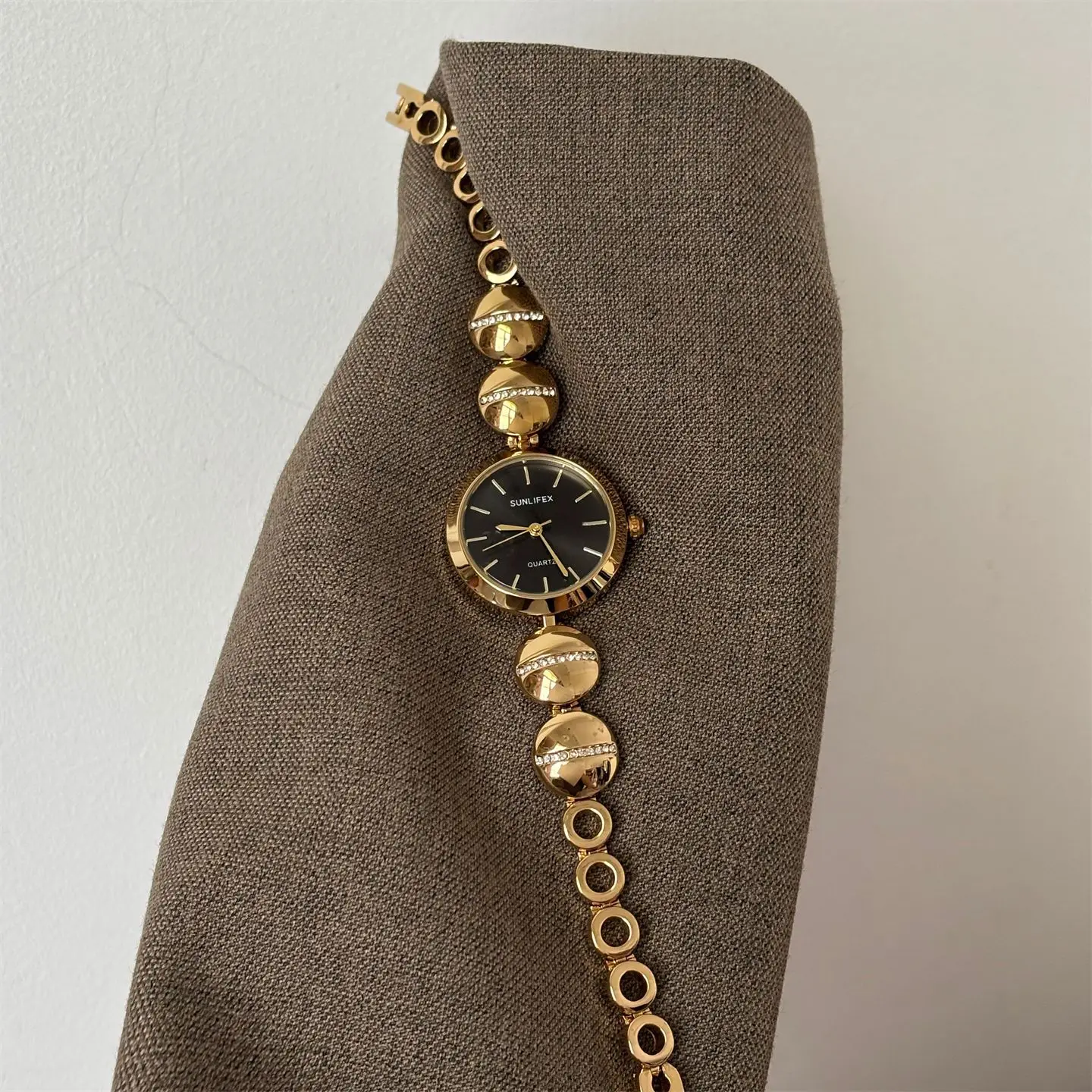 นาฬิกาข้อมือผู้หญิง SUNLIFEX สีทองเงิน หน้าปัดกลม นาฬิกาควอตซ์ ประดับเพชรเทียม สายแบบกำไลข้อมือ relogio feminino