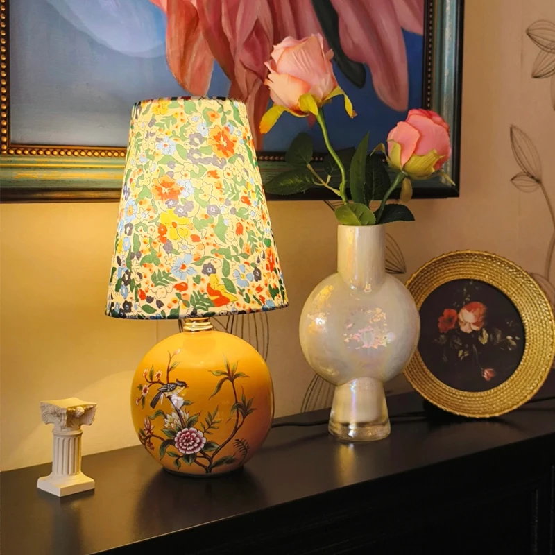 

French retro floral table lamp bedroom bedside lamp creative high-end ceramic atmosphere light living room decoration night