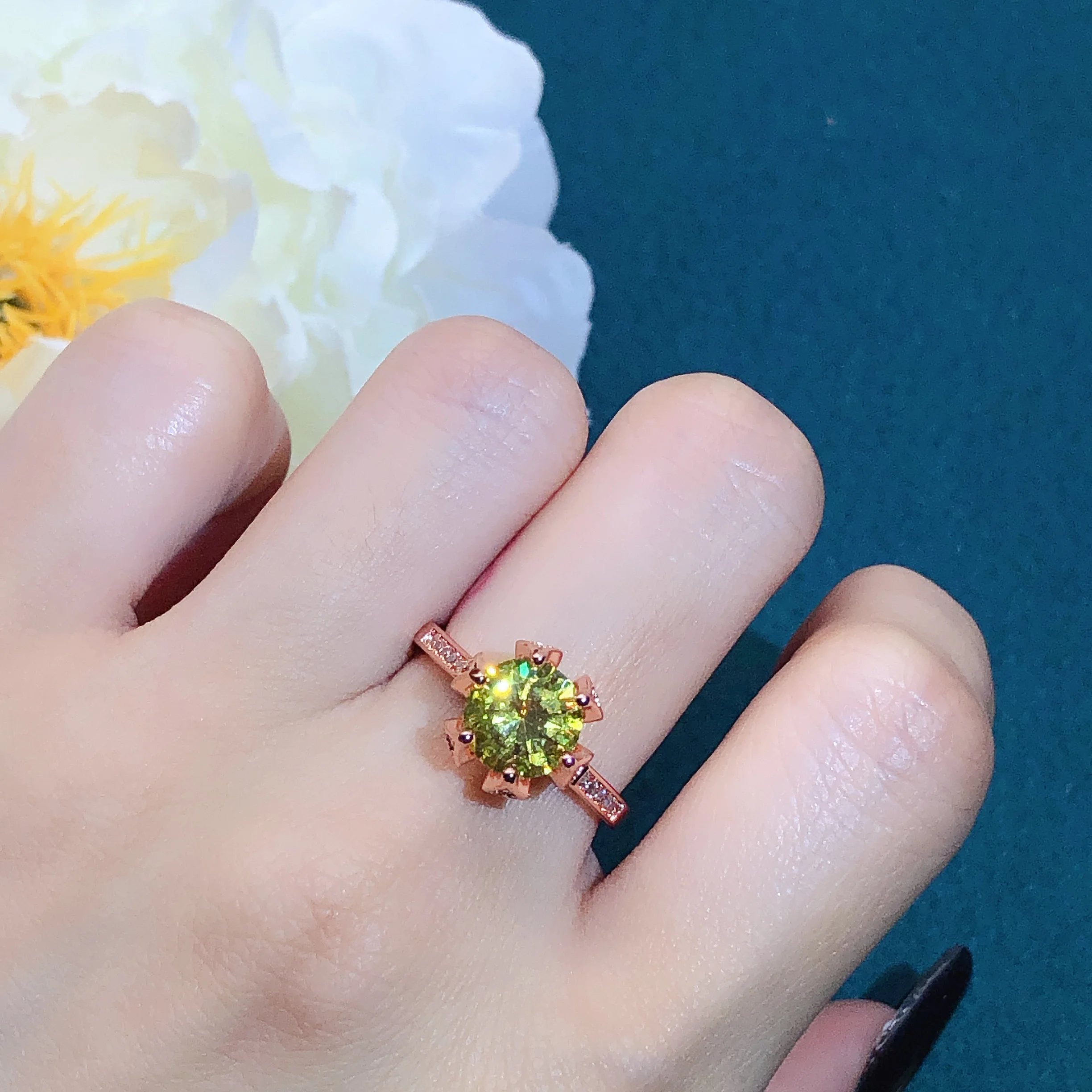 

Luxury Yellow Crystal Ring for Women Faionable Commute Sle Pt950 Plated Mozambique Diamond Embedded Geometric Pattern