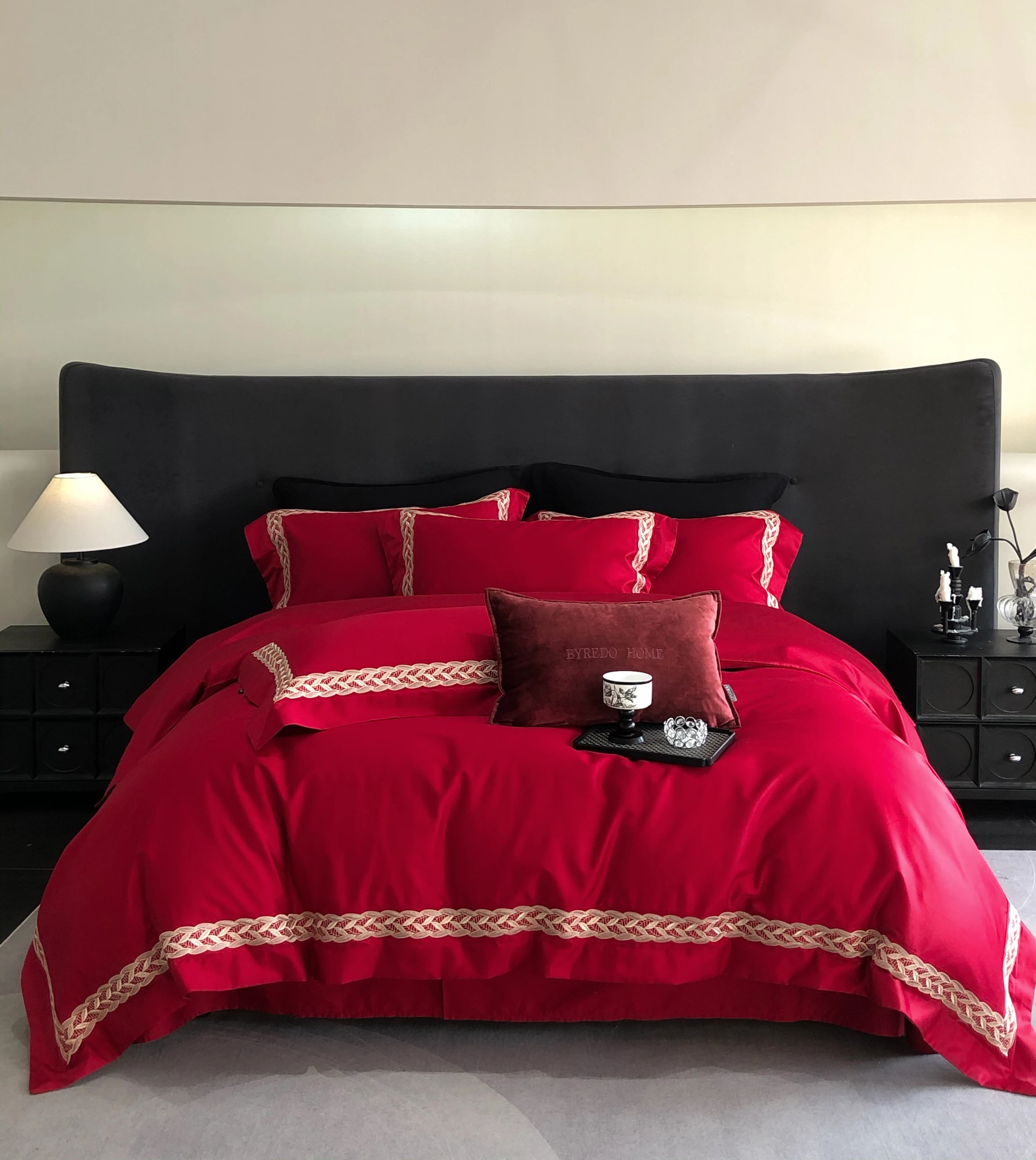 

Luxury Red 100% Cotton 4-Piece Bedding Set, Embroidered Duvet Cover for Double Bed, King & Queen Sizes