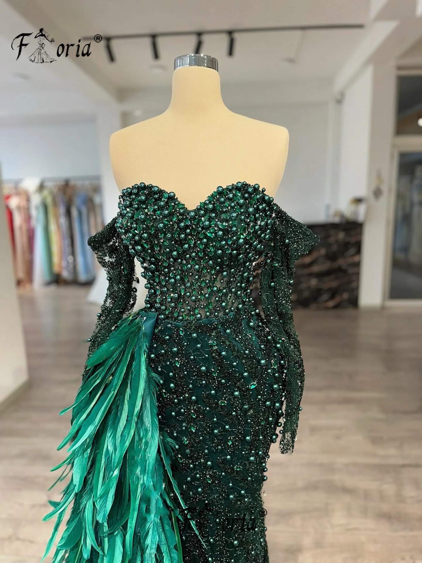 Abito da sera a sirena con perline verde scuro con perle a coda laterale piumate Abiti da festa di nozze Elegantes Abito da celebrità sul tappeto rosso