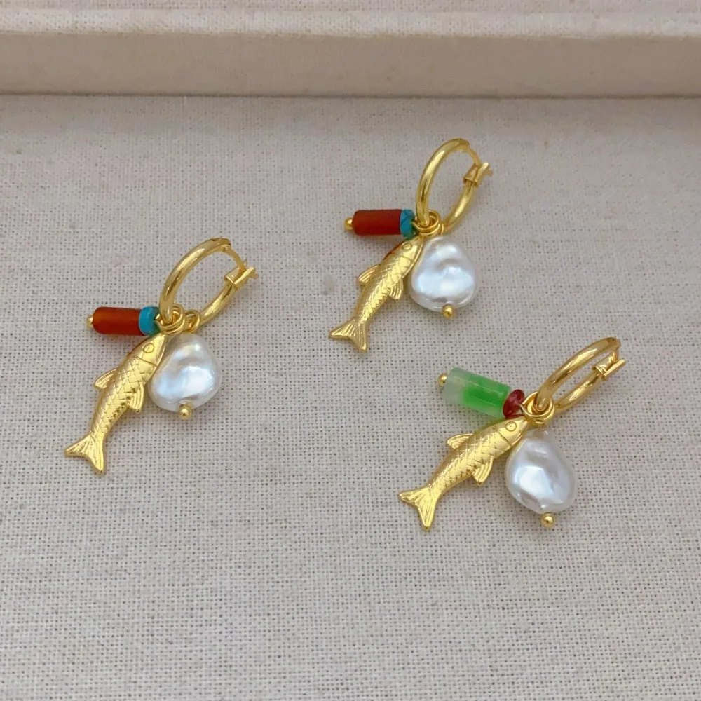 

Niche Design Small Fish Chalcedony Fake Baroque Glass Pearl Pendant Copper Circle Personalized Versatile Hoop Earrings for Women