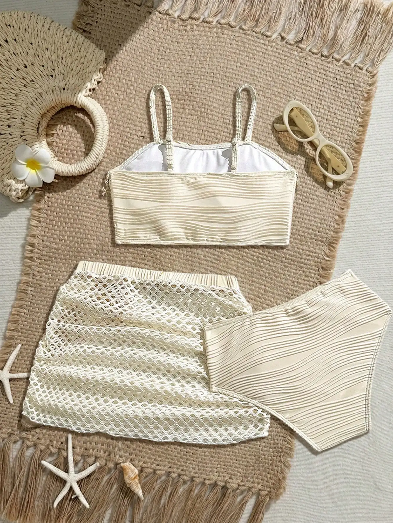 

Пляжный комплект из трех предметов с кремовой текстурой: топик, сетчатая юбка и накидка с отделкой из ракушек для девочек