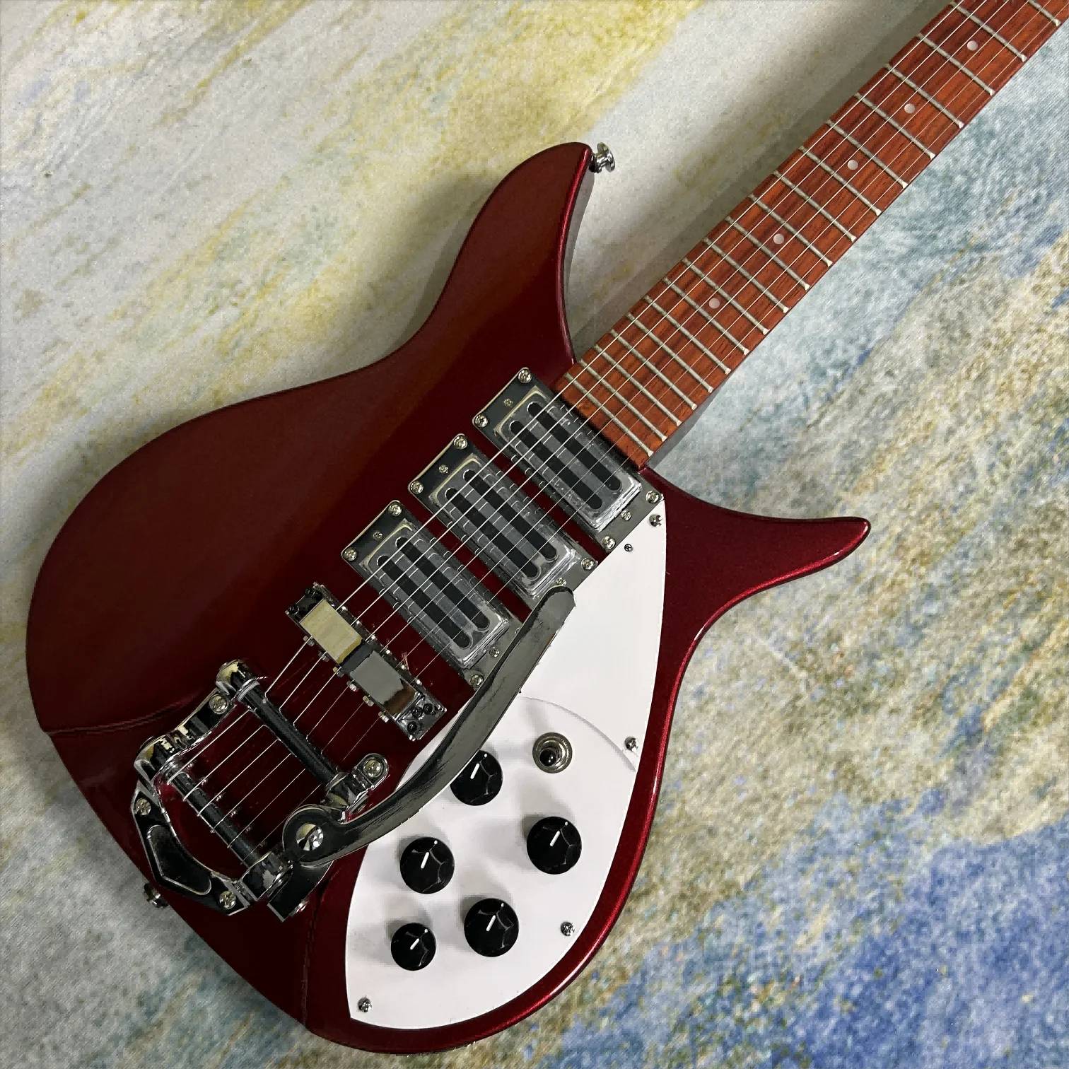 Rickenbacker 325 E-Gitarre, Tremolo-System-Brücke, metallische rote Farbe, Korpus aus Lindenholz, kostenloser Versand, Gleeson