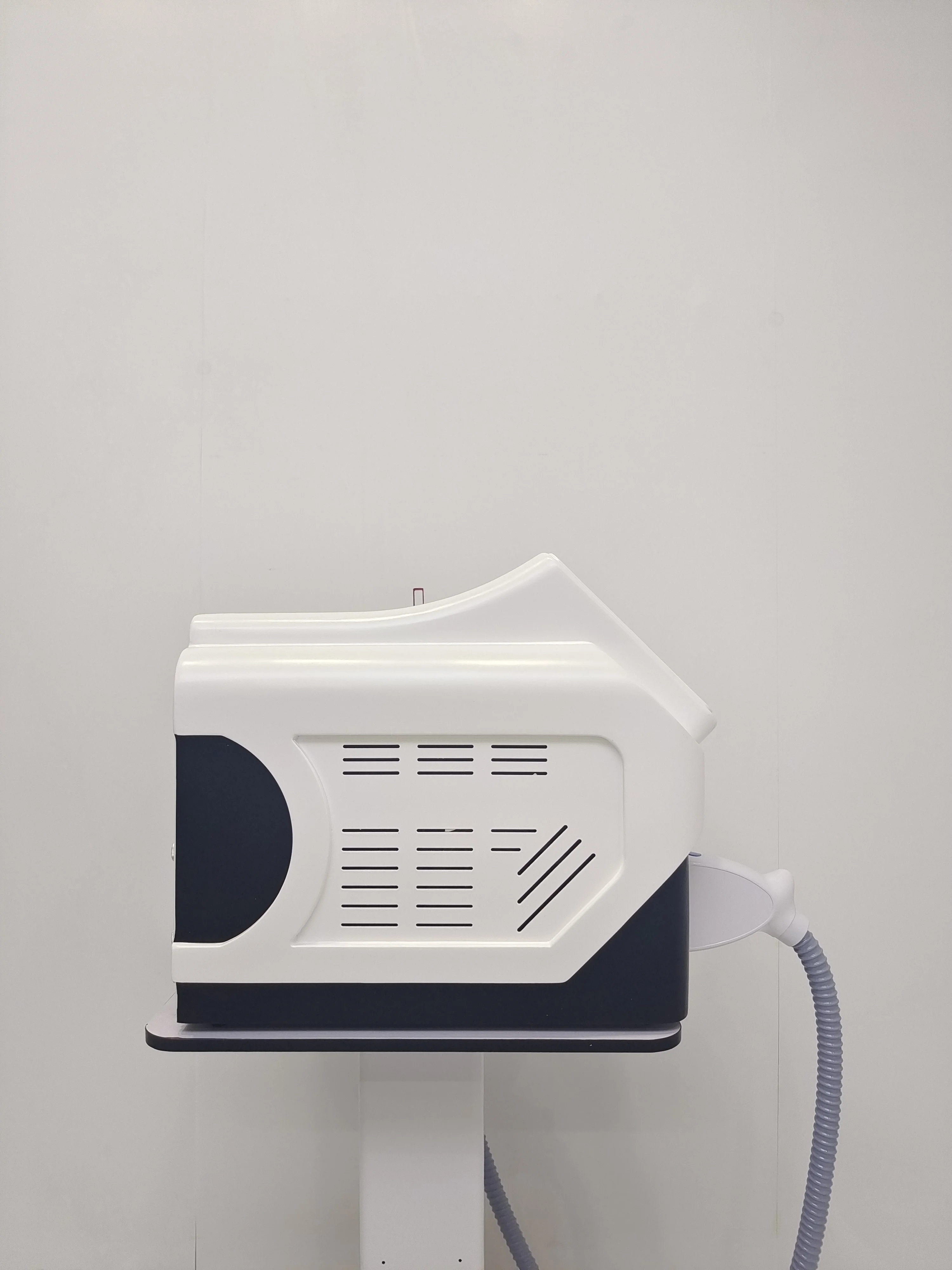 ‌ 2025 Neue tragbare Diodenlaser-Haarentfernungsmaschine 808 nm 755 nm 1064 nm Titan-Bleaching-Verjüngung Hohe Leistung