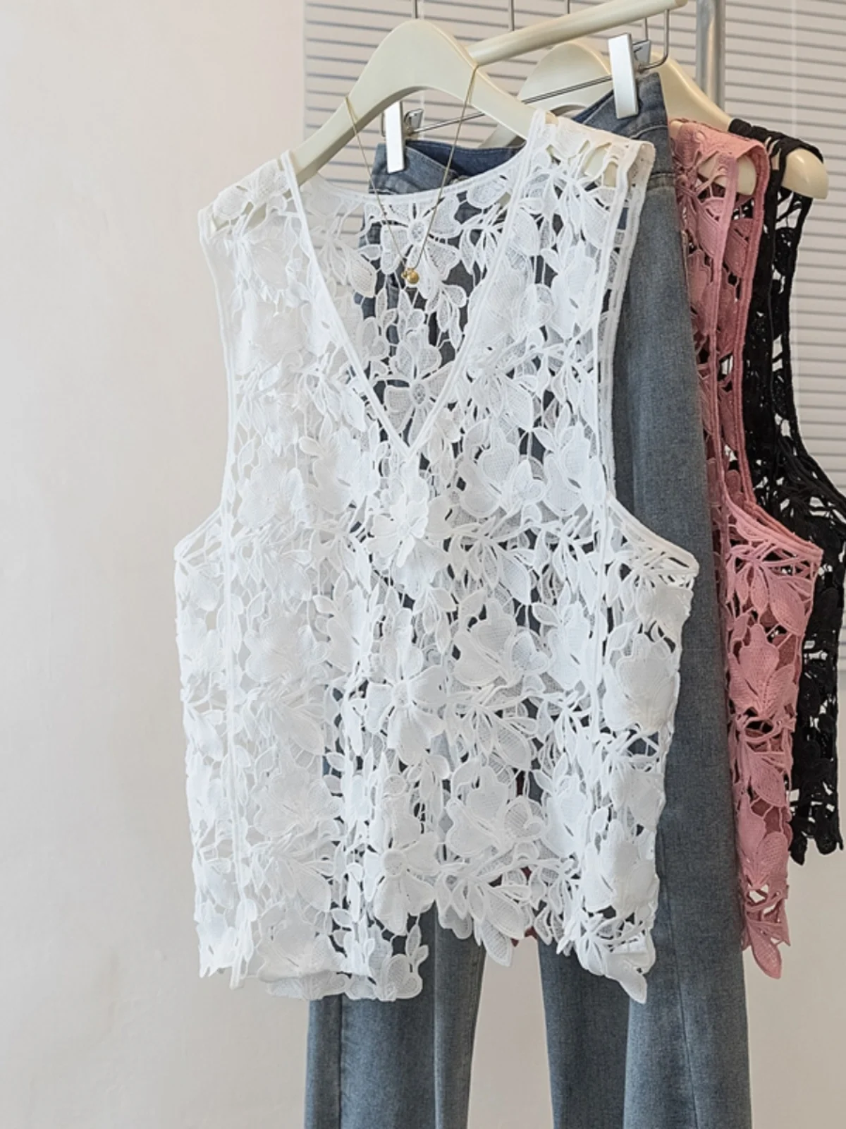 Black V-neck Hook Embroidery Women's Vest Large Size Fashionable Layering Tank Top Commute Style Regular Length Pure Color