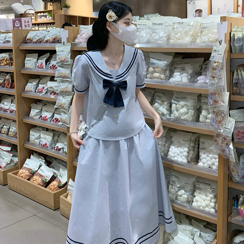 Letni granatowy strój marynarski damski lub zestaw marynarski dwuczęściowy, podkreślający figurę, młodzieżowy, spódnica, damski komplet.