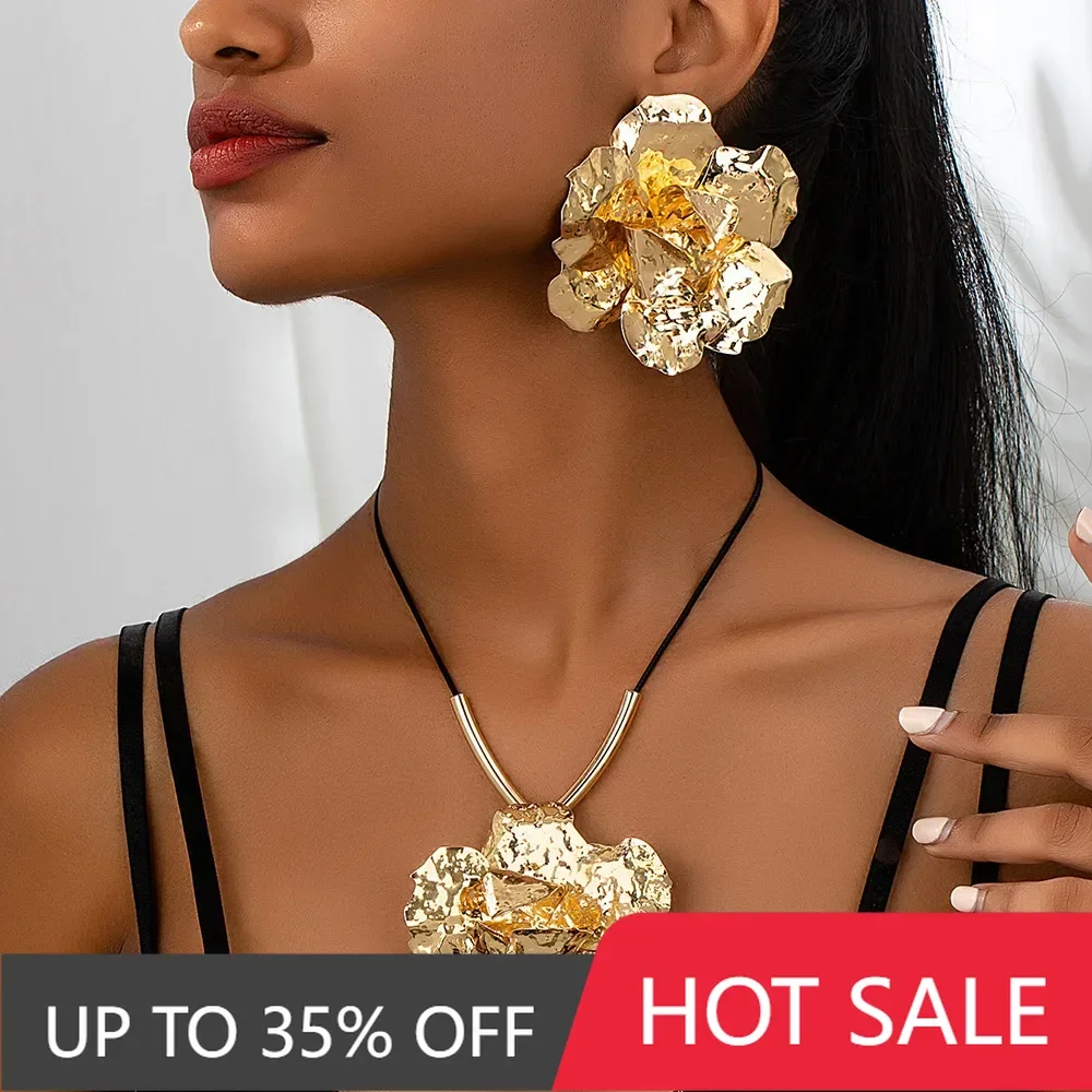 Metal Ruffled Flower Pendant Necklace and Earrings Set for Women Fashion Jewelry Accessories Hot Sale Party Gift 2024 New Style