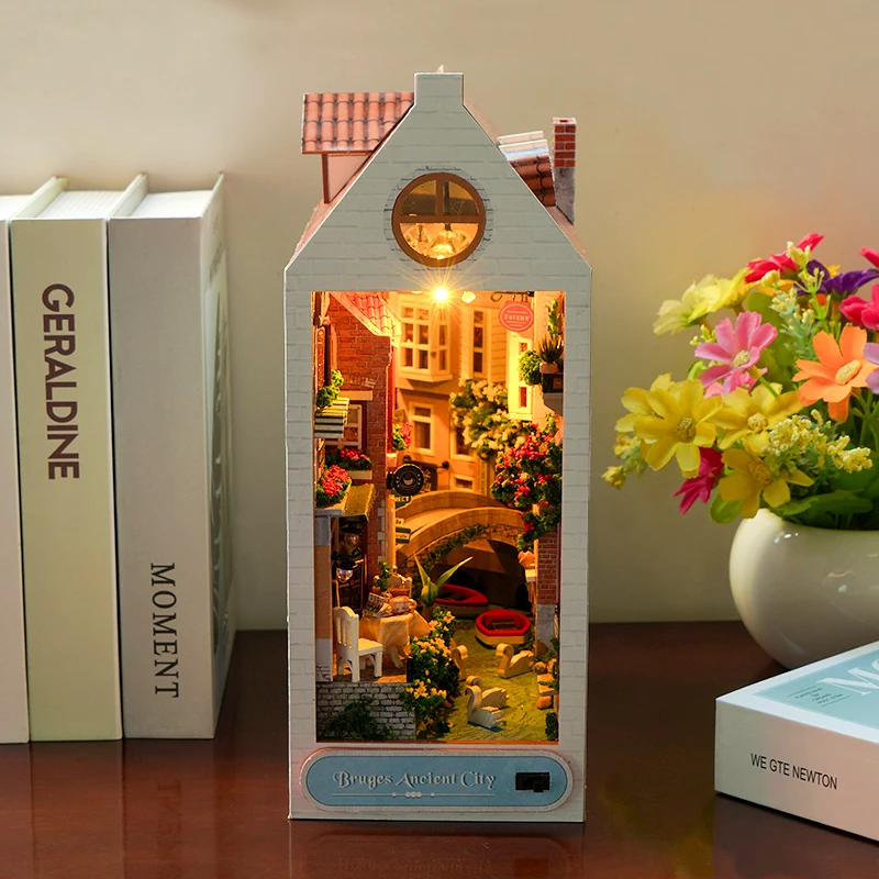 Fai da te Città antica Libro Nook Kit modello in miniatura in legno Fermalibri Casa fatto a mano con libreria leggera Decorazioni per la casa Amici Regali di Natale