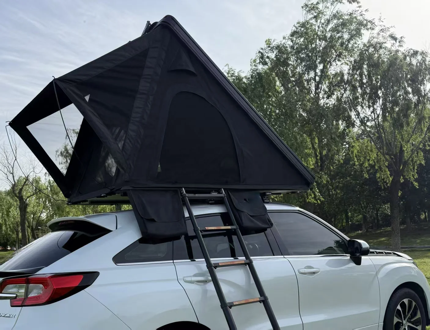 Custom Ultra Thin Hard Shell Car Roof Top Tent 4 Person Integrated 12V AC/USB/DC Ports Aluminum X Hinge RTT Car Rooftop Tent