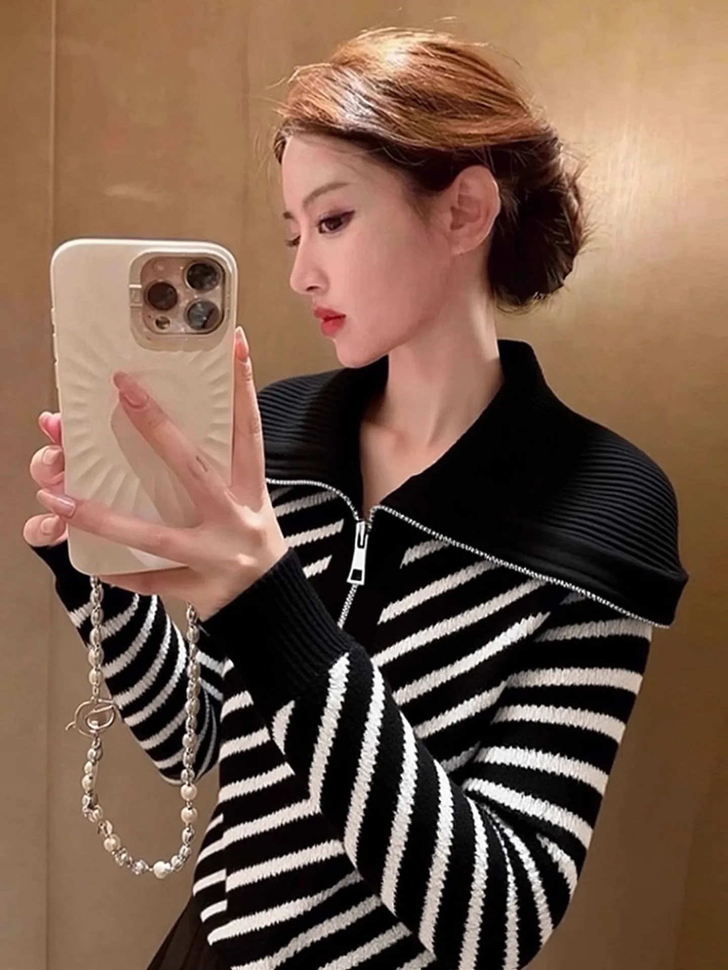 

Unique Beautiful Bla White Striped Knitted Sweater Women's Large Collar Design Spring 2026 Early Faion Commute Sle