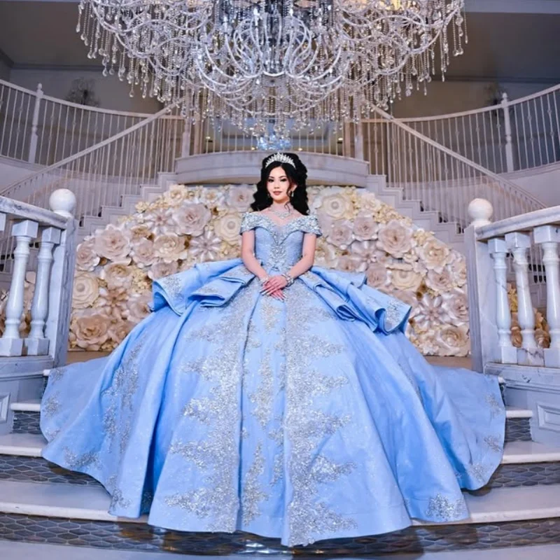 Vestido de Quinceañera Azul Luxuoso, Ombros Descidos, Decalque de Cristal com Lantejoulas, Camadas, Cauda Longa, Laço, Vestidos de 15 Anos ﻿ Personalizado