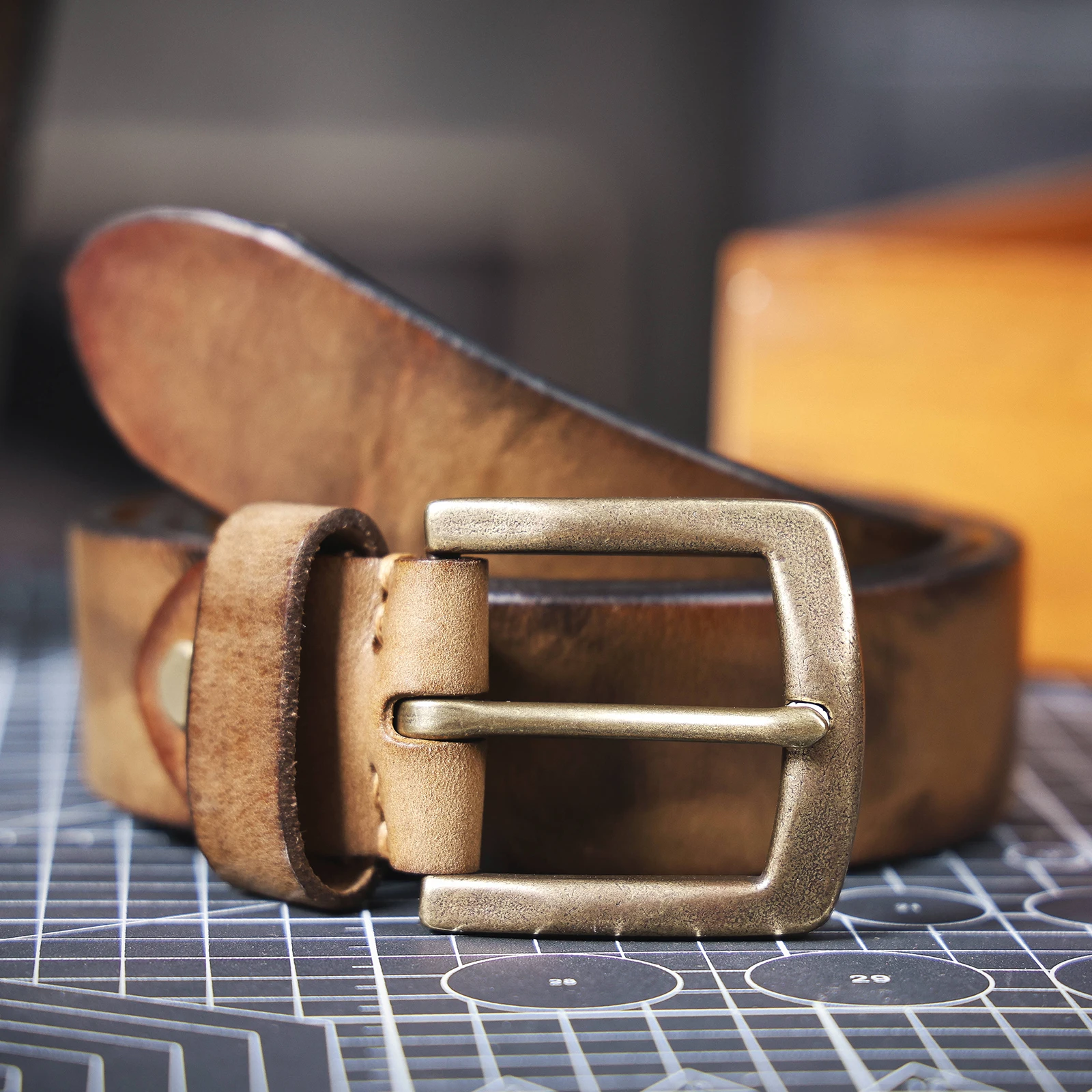 S.WORKER Klassischer dicker Herrengürtel aus echtem Leder, Messing-Dornschließe, vollnarbiges Rindsleder, Vintage-Freizeitgürtel für Jeans, mit Geschenkbox – Detail 22