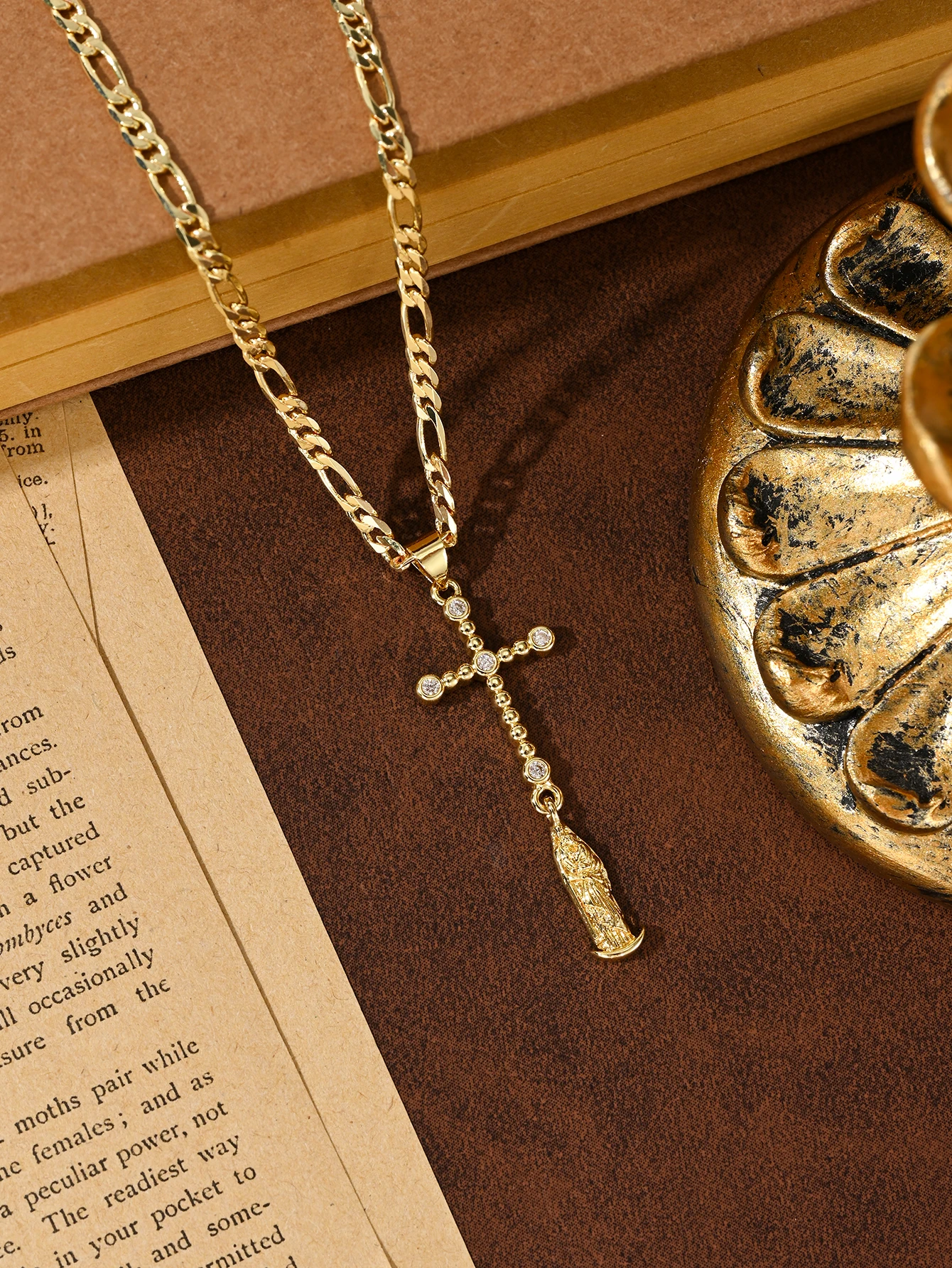 1Pc European and American Religious Element Best-Selling Model, 14K Gold-Plated Copper Material, Suitable for Layering, Small Vintage Gold-Colored 3D Our Lady of Guadalupe Virgin Mary Pendant with Zircon Cross, Limited Edition Pendant Necklace, Paired with a 50cm Figaro Chain, Suitable for Christmas/Thanksgiving/Halloween/Mother's Day/Valentine's Day, Gifts for Couples/Friends/Fellow Catholics, Catholic First Communion, Gifts, Everyday Versatile Holiday Wear, Prayer