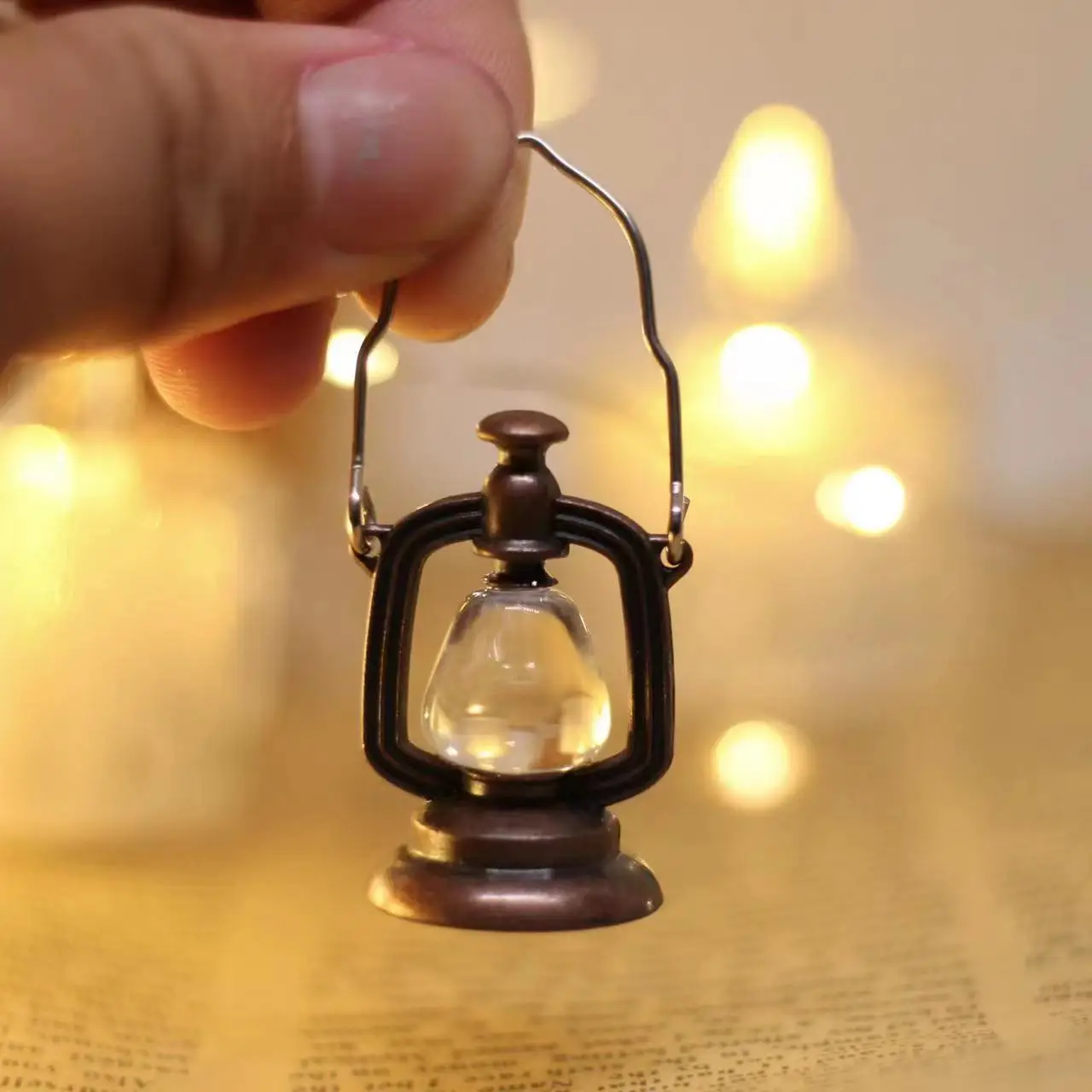 

USER-X 1/12 Dollhouse Miniature Accessories Mini Alloy Kerosene Lamp Simulation Bedroom Scene Model Toys for Doll House