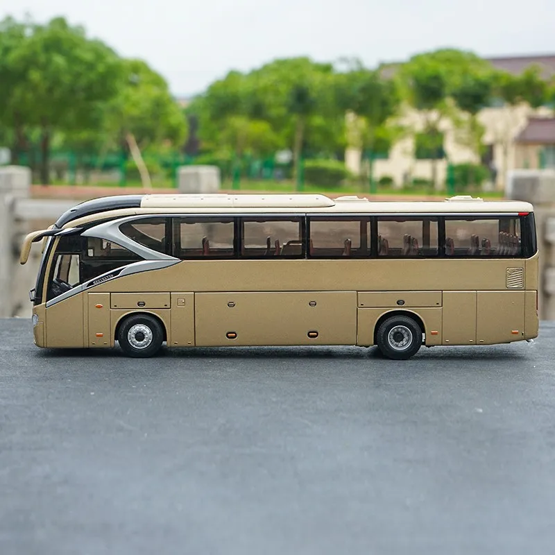 1:42 alloy car model of the original Xiamen Golden Travel Bus Jinlong XML6129 Pilot Bus