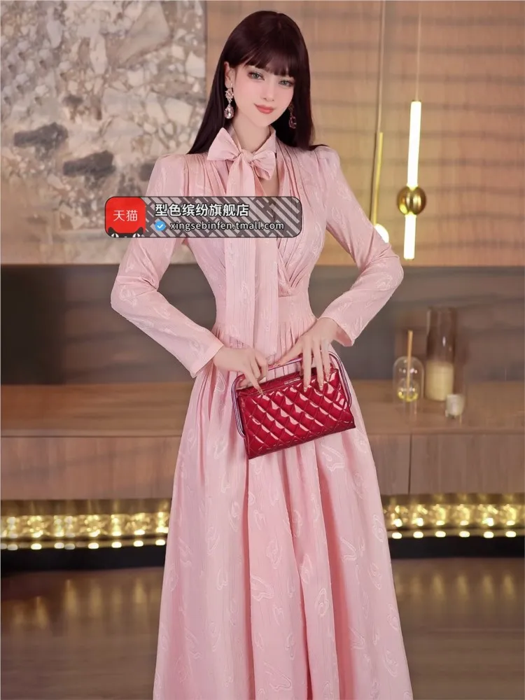 A new vacation-style long skirt that reaches the knees and ankles exudes youthful elegant vibe