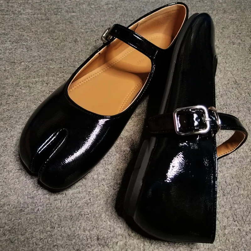 

Patent leather Fashionable retro Tabi Shoes Women Mary Janes Shoes 2026 New Fashion Ballet Flats Split Toe Shoes