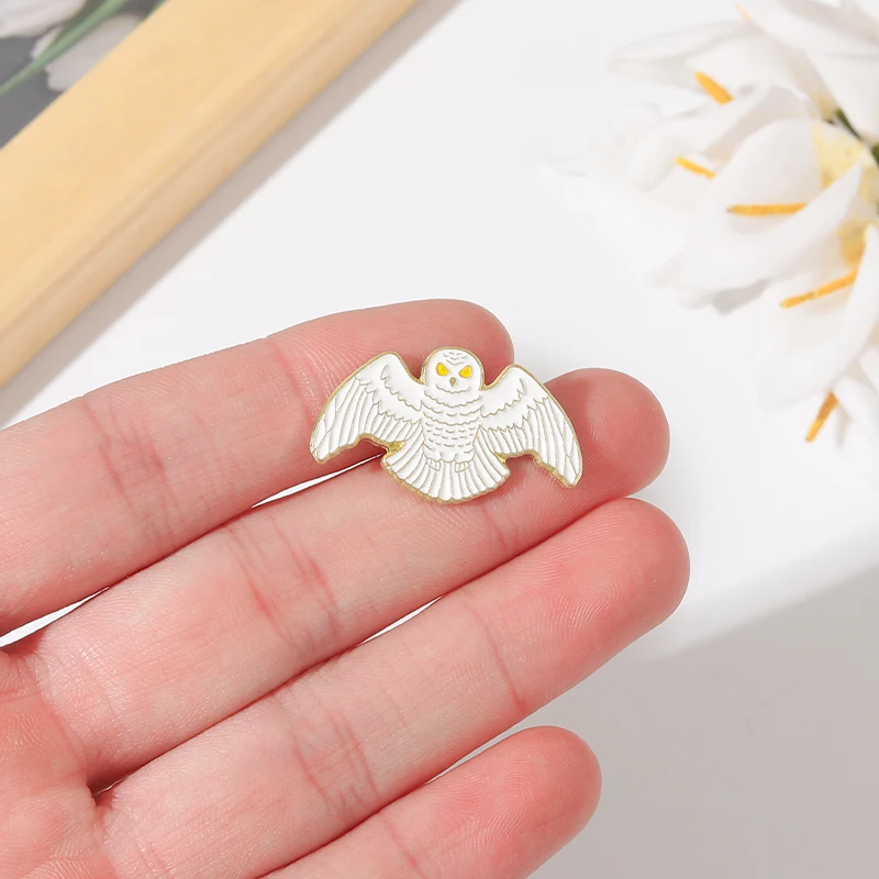 Hedwig Enamel Pins Custom Magic Movie Bird Messager Brooches Lapel Badges Animal Fans Jewelry Gift for Kids Friends