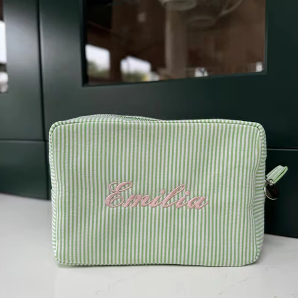 Nowa kosmetyczka Seersucker, spersonalizowana kosmetyczka z monogramem, haftowana kosmetyczka, kosmetyczka dla druhny, prezenty ślubne