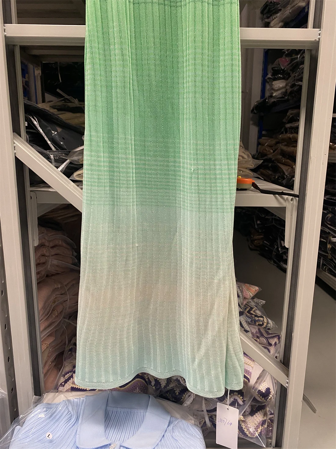 Zweiteiliger Damen-Anzug mit Farbverlauf, ärmelloses, schmal geschnittenes Strickkleid oder langärmelige, elegante Strickjacke