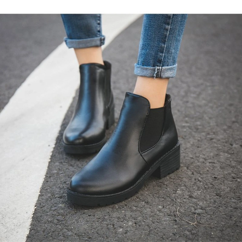 Botas cortas de tacón bajo para mujer, zapatos pequeños de cuero con punta redonda, a la moda, para primavera y otoño, novedad de 2022