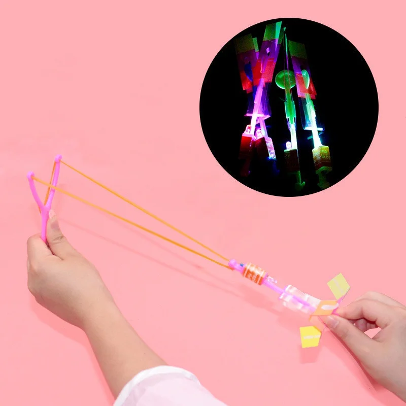 Luminoso Piscando LED Light Grande Slingshot Flying Arrow Outdoor Brilhante Foguete Flash Toy Girando Presente Catapulta De Fadas