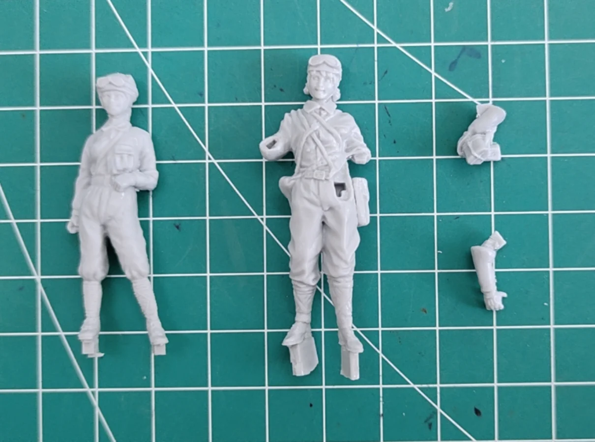 1/35 Scale Resin Figure Assembly Kit Girl and Chariot Female Chariot Soldier Group GK Model Unassembled Unpainted Free Shipping