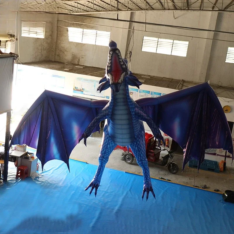 Aangepaste gigantische blauwe opblaasbare vliegende draak met vleugels hangend opblaasbaar dier voor Halloween-decoratie