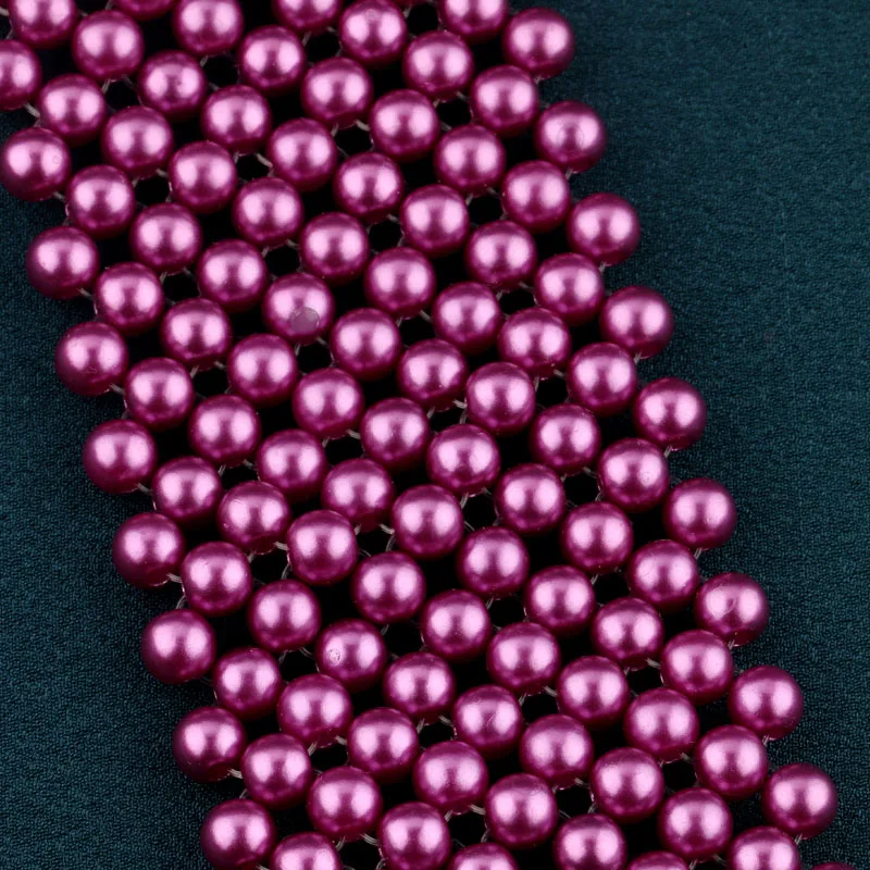 Stilvolle farbige Krawatte für Damen mit handgeschwindigten Perlen. Runway-Ready-Accessoire kann als Halskette oder Pulloverkette getragen werden – Detail 8