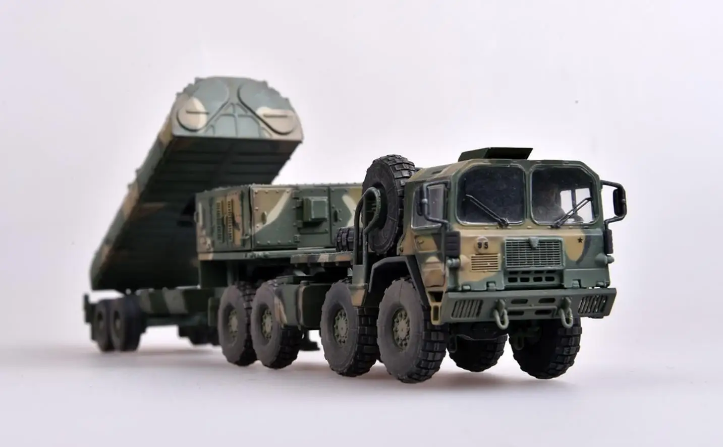 Collect UA72340 Nato M1014 MAN Tractor & BGM-109G Ground Launched Cruise Missile