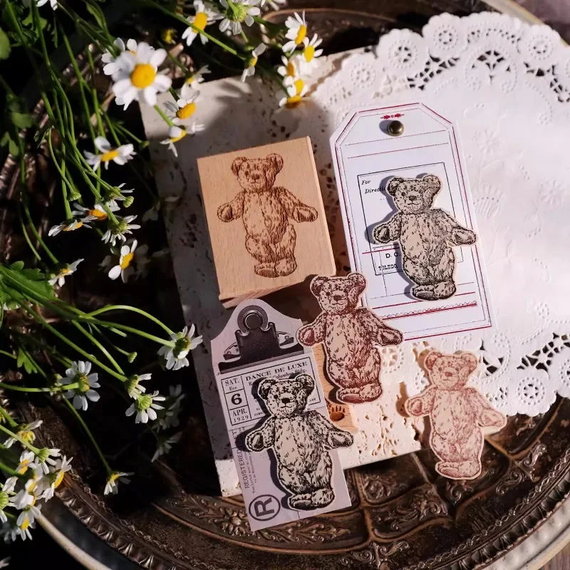 Zestaw drewnianych stempli z gumy w stylu retro, antycznym, bajkowym, do samodzielnego tworzenia albumów fotograficznych, scrapbookingu i kartek okolicznościowych.
