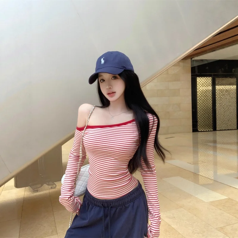 

2026 Новая зимняя футболка женская в полоску с открытыми плечами и длинными рукавами, облегающая короткая корейская модная укороченная верхняя одежда для женщин