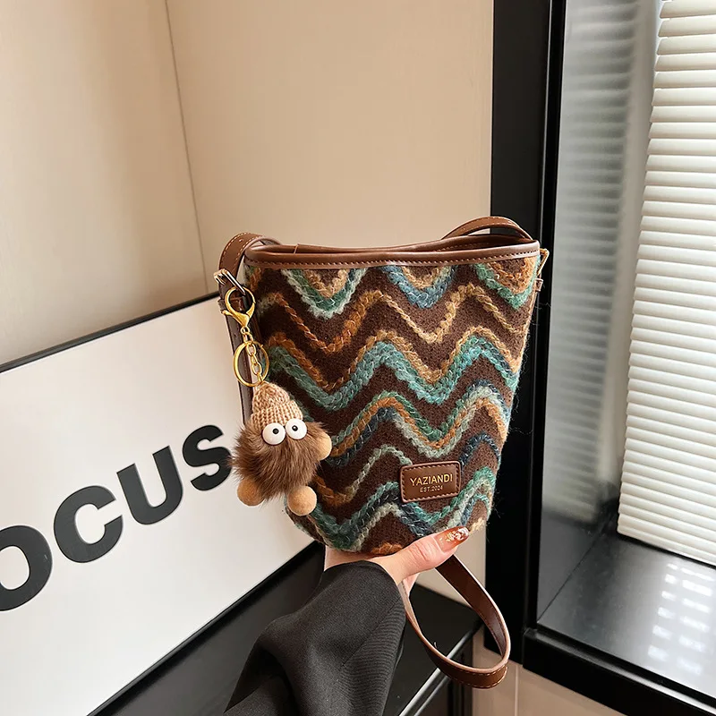 Mini Bucket Bag Large Capacity Commuter Bags for Women New Woolen Fabric Shoulder Retro Trendy Design All-match Crossbody Bag