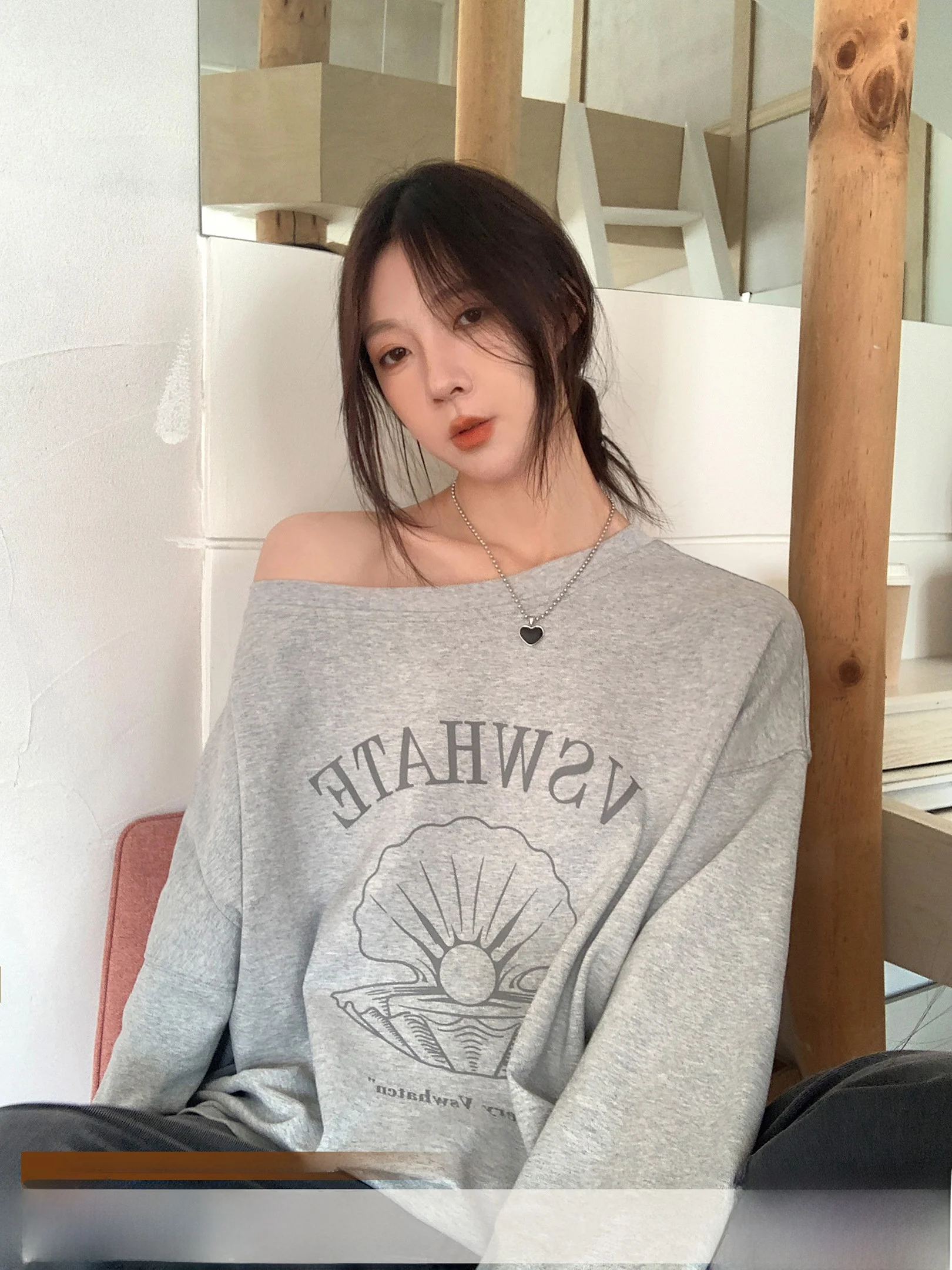 

Легкий тонкий топ с открытыми плечами в корейском стиле для весны и лета, свободный крой, длинный рукав, модель VS What Slum Pearl