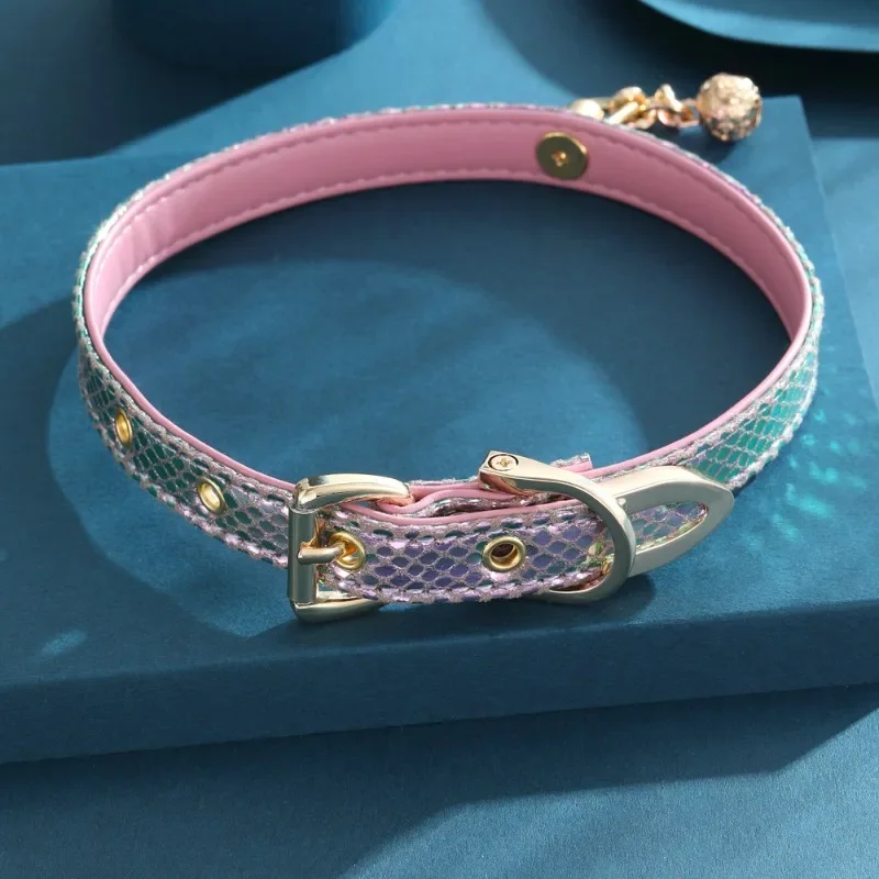 مقترن بياقة جلدية على طراز الملهى الليلي وحزام مثير للاهتمام، هذا الياقة المتناثرة البسيطة مناسبة للارتداء اليومي