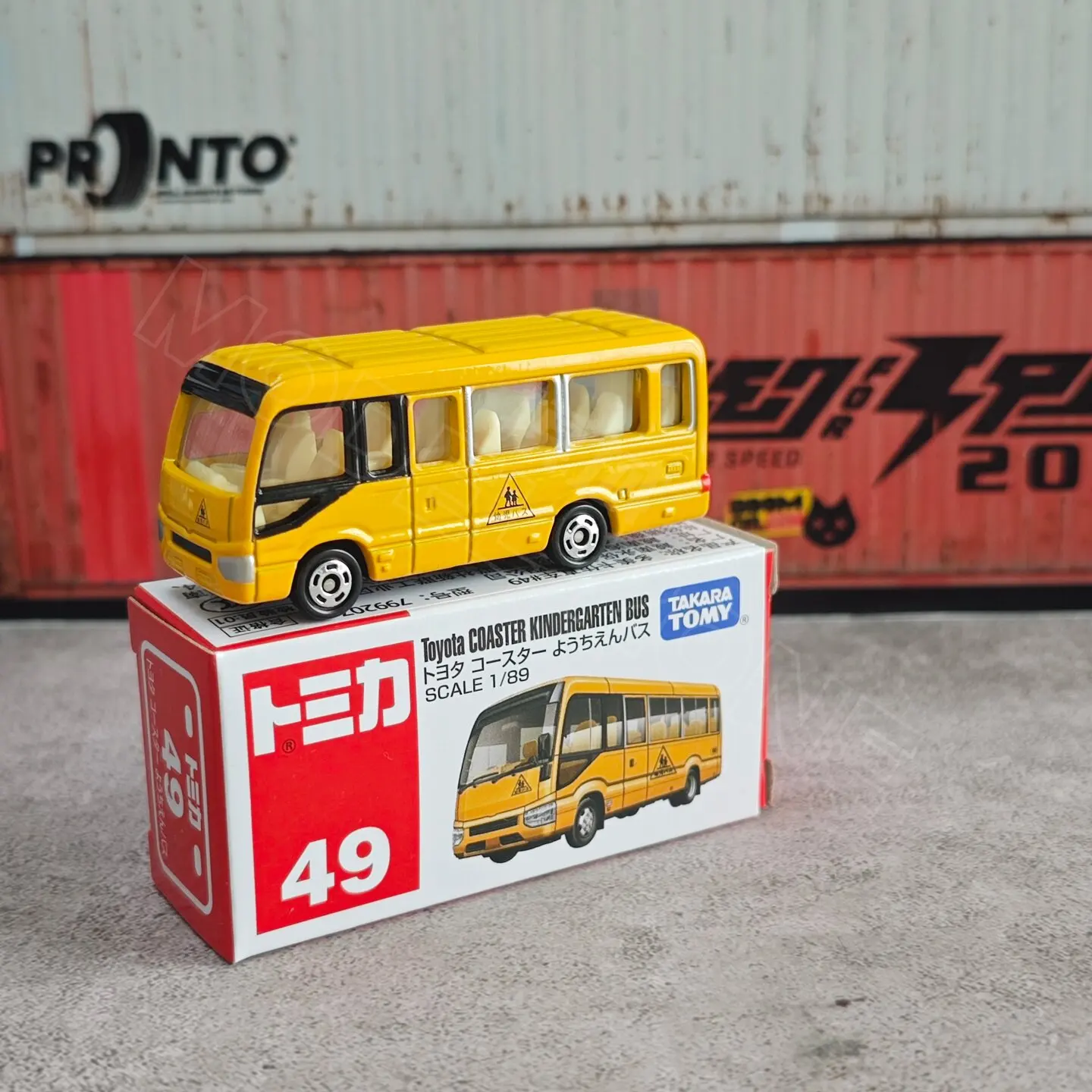 Takara Tomy Tomica No.49 Toyota Coaster Autobús de guardería, modelo de exhibición de coche en miniatura de aleación fundida a presión
