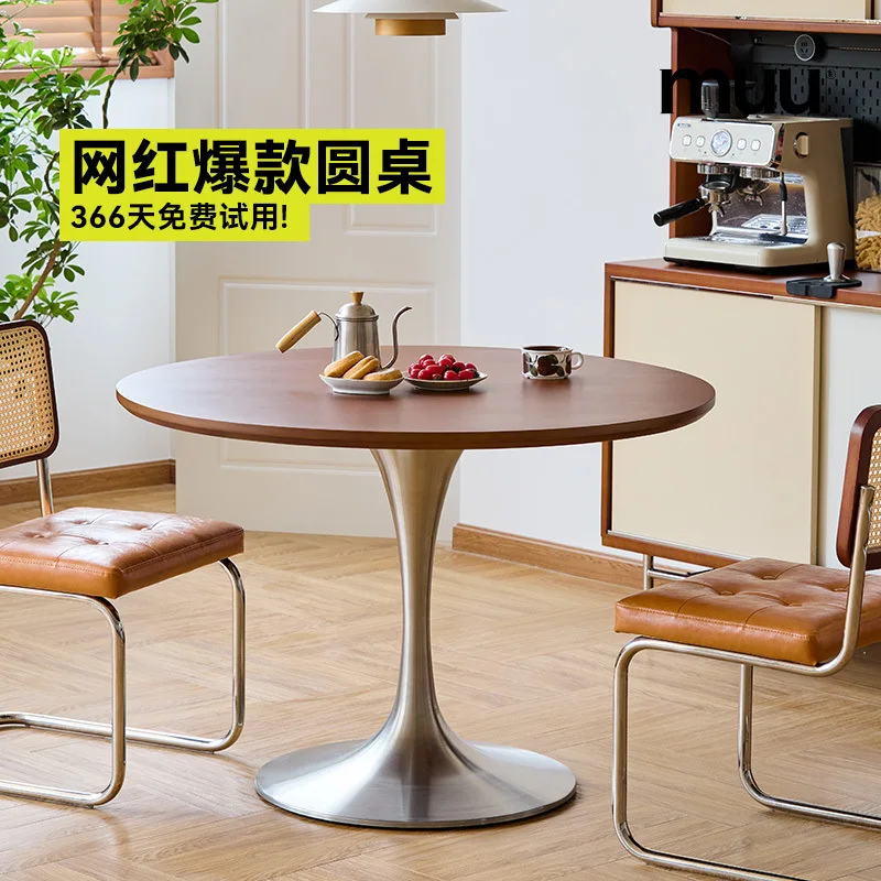 Runder Tisch im mittelalterlichen Stil aus Steinplatten und Massivholz, nordischer Esstisch für kleine Wohnungen, runder Esstisch, Internet-Trend.