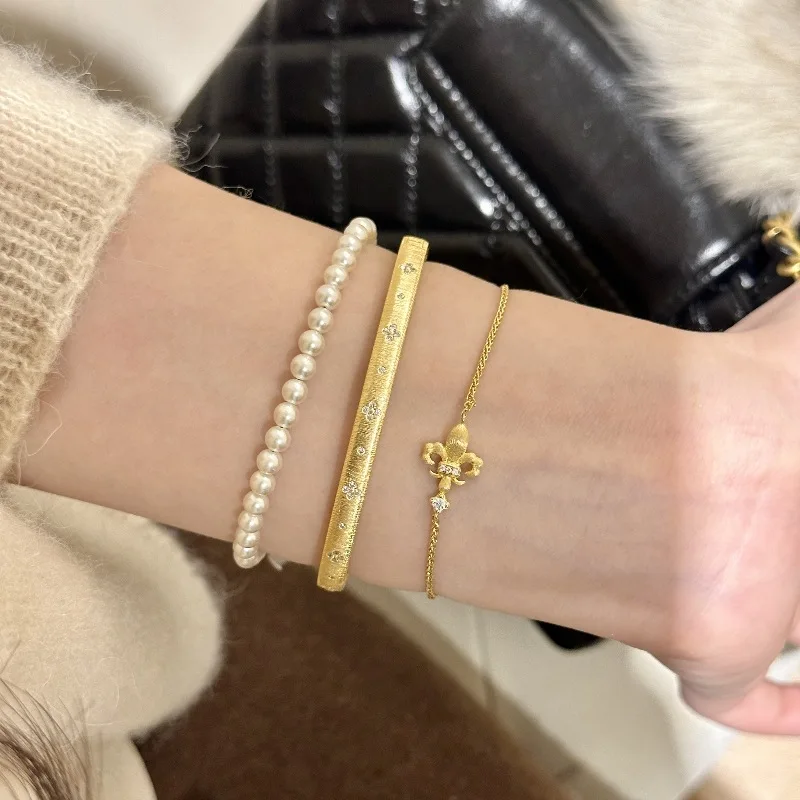 Vintage matte brushed white flower bangles for women Beautiful and unique light luxury layered bangles wedding jewelry gift