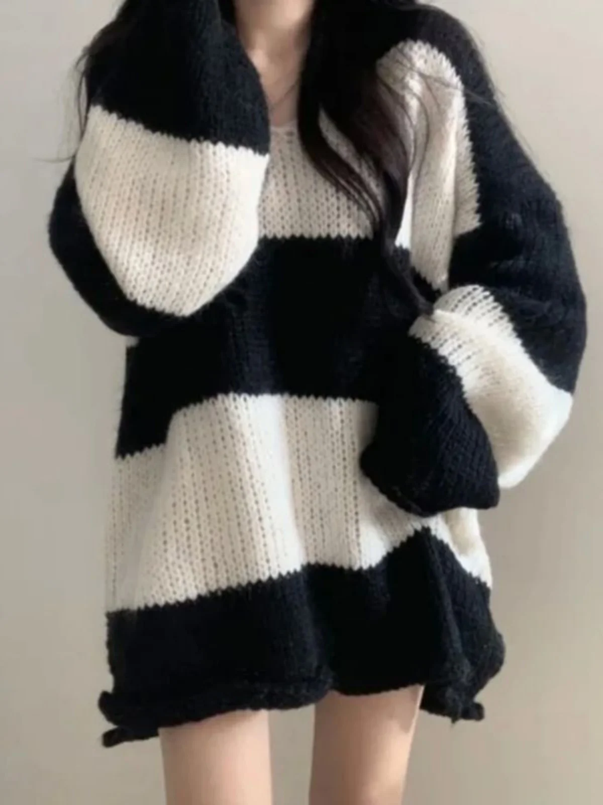 سترة محبوكة طويلة مخططة واسعة باللونين الأسود والأبيض، تصميم مخطط عريض حراري دافئ، جولة Sle، زر إغلاق واحد