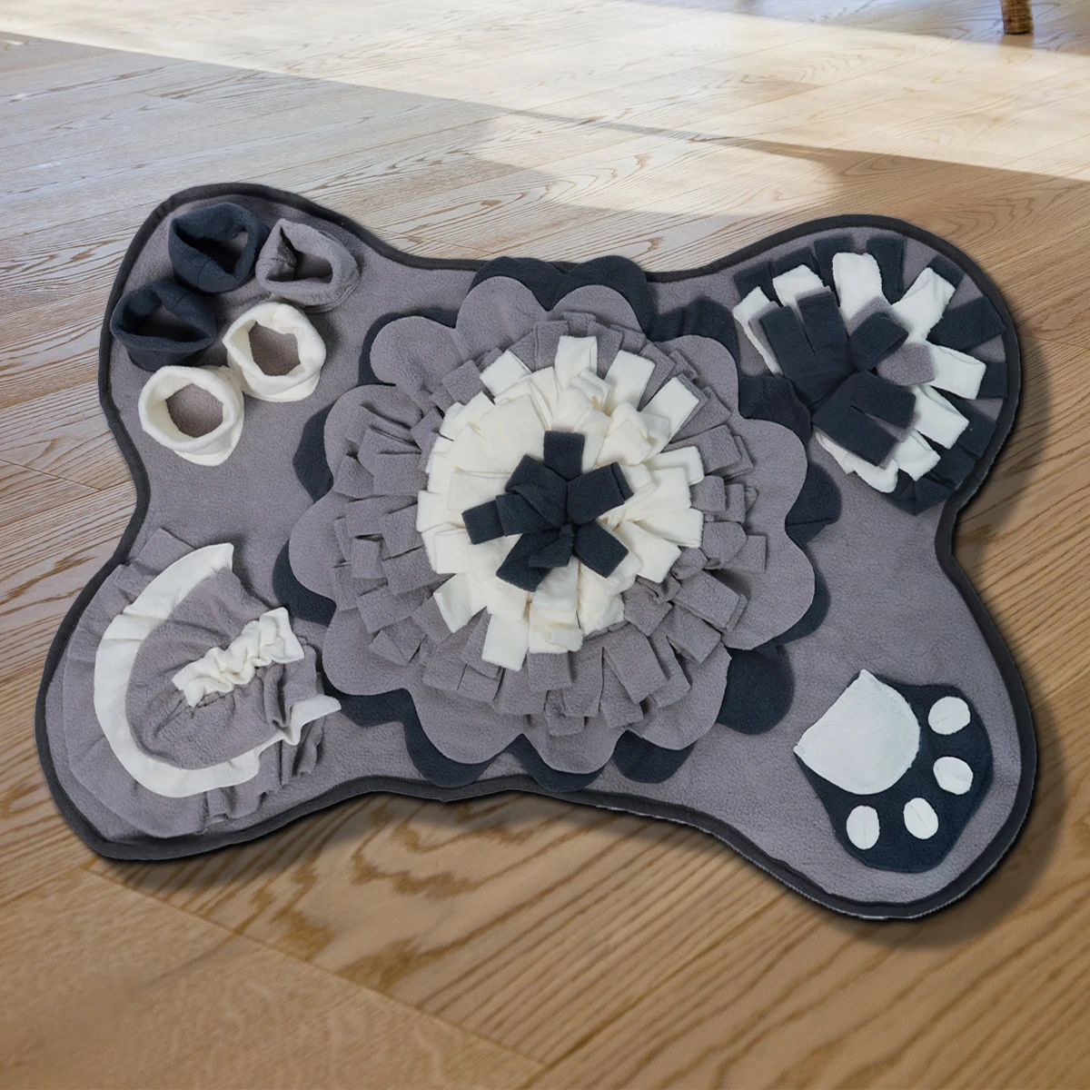 تتميز بساط نفخ الكلاب بتصميم على شكل عظمة يساعد على تدريب مهارات تعريف كلبك